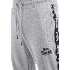 Spodnie dresowe klasyczne Lonsdale Grutness. Czarne sztyblety Lonsdale, bez wzorów, z dresówki, bez obcasa, bez zapięcia. Za 237.00 zł.