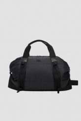 KARL LAGERFELD Czarna torba podróżna pikowana. Czarne torby sportowe KARL LAGERFELD, bez wzorów, pikowane. W wyprzedaży za 617.99 zł.