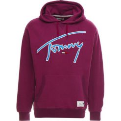 Tommy Jeans SIGNATURE HOODY Bluza z kapturem dark purple. Bluzy marki Tommy Jeans. Za 419.00 zł.