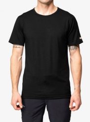 Koszulka termoaktywna Devold Breeze Plus Merino 200 T-Shirt. Czarne bielizna termoaktywna Devold, l, bez wzorów, z materiału, bez ramiączek. Za 384.99 zł.
