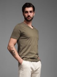 Męska klasyczna bawełniana koszulka z dekoltem w serek BASIC - ciemnooliwkowa V6 OM-TSBS-0145 - L. Zielone t-shirty Ombre Clothing, l, bez wzorów, z bawełny, bez kołnierzyka, bez ramiączek. W wyprzedaży za 24.99 zł.