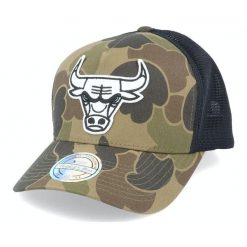Czapka Chicago Bulls duck camo 110. Brązowe czapki z daszkiem Mitchell & Ness, bez wzorów. Za 206.50 zł.