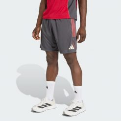 Spodenki treningowe Liverpool FC Tiro 25 Competition. Czarne krótkie spodenki sportowe Adidas, l, z aplikacjami, z materiału. Za 199.00 zł.