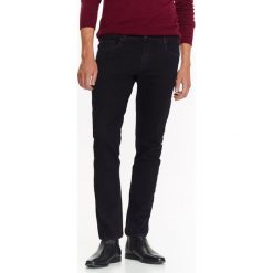 SPODNIE MĘSKIE JEANSOWE W CZARNYM KOLORZE. Spodnie materiałowe marki TOP SECRET. W wyprzedaży za 49.99 zł.