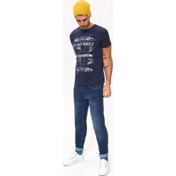 T-SHIRT Z NADRUKIEM. T-shirty marki TOP SECRET. W wyprzedaży za 24.99 zł.