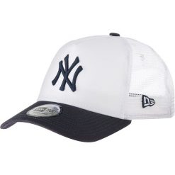 Czapka "NYY" w kolorze granatowo-białym. Czapki z daszkiem marki Street & Sports Wear. W wyprzedaży za 55.95 zł.