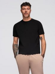 Męska koszulka COMFORT FIT z raglanowym rękawem – czarna V2. Czarne t-shirty Ombre Clothing, m, z aplikacjami, z bawełny, bez kołnierzyka, bez ramiączek. W wyprzedaży za 81.24 zł.