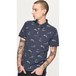 Koszulka polo z nadrukiem all over - Granatowy. Koszulki polo sportowe marki Cropp. W wyprzedaży za 29.99 zł.