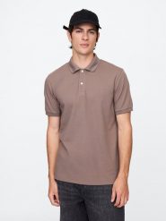 GAP Koszulka polo w kolorze jasnobrązowym rozmiar: XL. Brązowe koszulki polo GAP, xl, bez wzorów, z bawełny, bez kołnierzyka, bez ramiączek. Za 53.04 zł.