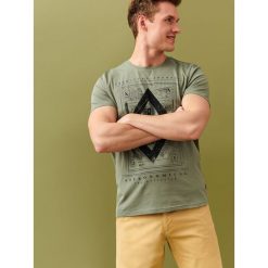 T-SHIRT Z NADRUKIEM. Bluzki z długim rękawem TOP SECRET. Za 39.99 zł.