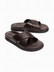 Męskie skórzane klapki z dwoma skrzyżowanymi paskami - czekoladowy brąz V2. Brązowe klapki Ombre Clothing, z gumy. W wyprzedaży za 279.99 zł.