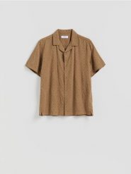 Wzorzysta koszula regular fit - brązowy. Brązowe koszule Reserved, l, bez wzorów, z bawełny, bez kołnierzyka, bez ramiączek. Za 119.99 zł.