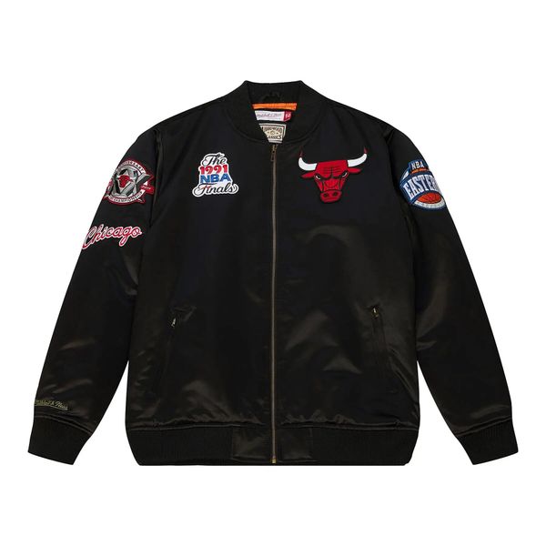 Kurtka satynowa Chicago Bulls Flight. Czarne kurtki Mitchell & Ness, l, bez wzorów, z poliesteru, bez kaptura. Za 581.00 zł.