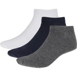 Skarpetki męskie (3 pary) SOM600A - biały + ciemny granat melanż + ciemny szary - Outhorn. Skarpety marki Outhorn. Za 19.99 zł.