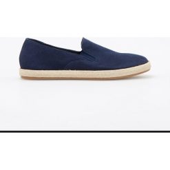 Skórzane półbuty typu slip-on - Granatowy. Eleganckie półbuty marki Reserved. Za 99.99 zł.
