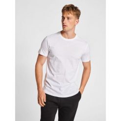 Koszulka Hummel Red Basic. Białe t-shirty sportowe Hummel, bez wzorów, z bawełny, bez ramiączek, na fitness i siłownię. Za 117.00 zł.