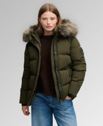 Superdry Kurtka Everest Classic Puffer – Relaxed fit, wypełnienie z recyklingu. Zielone kurtki Superdry, bez wzorów, z elastanu, z kapturem. Za 774.50 zł.