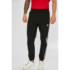 Adidas Originals - Spodnie Warm-up. Spodnie treningowe długie marki adidas Originals. W wyprzedaży za 269.90 zł.
