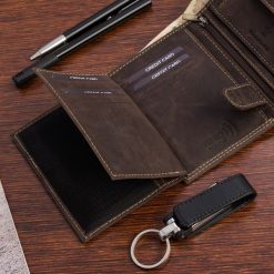 Portfel skórzany męski pionowy klasyczny brązowy RFiD Beltimore S49. Brązowe portfele bez wzorów. Za 59.90 zł.