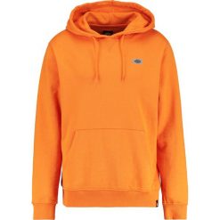 Dickies PROGRESO Bluza z kapturem energy orange. Bluzy marki Dickies. W wyprzedaży za 269.10 zł.