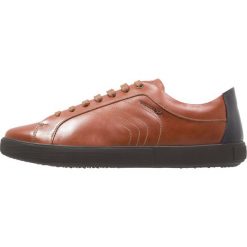 Geox JHARROD Sneakersy niskie cognac. Buty sportowe casual marki Geox. Za 429.00 zł.