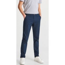 Klasyczne chinosy slim - Granatowy. Sztyblety marki Reserved. Za 129.99 zł.