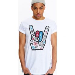 T-SHIRT MĘSKI W STYLU OVERSIZE Z OZDOBNYMI SUWAKAMI PO BOKACH. Bluzki z długim rękawem marki TOP SECRET. W wyprzedaży za 34.99 zł.