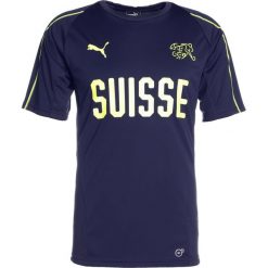 Puma SCHWEIZ TRAINING Tshirt z nadrukiem peacoat. T-shirty marki Puma, z nadrukiem, z materiału. Za 169.00 zł.