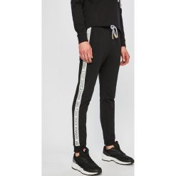 Versace Jeans - Spodnie sportowe. Czarne spodnie treningowe długie Versace Jeans, l, bez wzorów, z bawełny. W wyprzedaży za 499.90 zł.