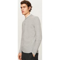 Gładki t-shirt z długim rękawem - Jasny szar. Bluzki z długim rękawem marki Reserved. W wyprzedaży za 19.99 zł.