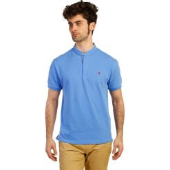 Koszulka polo w kolorze niebieskim. Koszulki polo marki The Time of Bocha. W wyprzedaży za 89.95 zł.