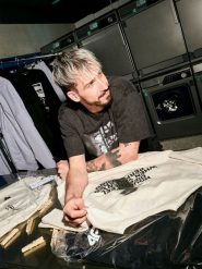 4F Regular Size: T-shirt loose z nadrukiem 4F | Tomasz Fornal - szary L. Szare t-shirty 4F, l, z aplikacjami, z bawełny, bez kołnierzyka, bez ramiączek. Za 129.99 zł.