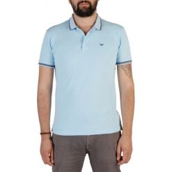 Emporio Armani koszulka polo męska M jasnoniebieska. Niebieskie koszulki polo Emporio Armani, m, bez wzorów, bez kołnierzyka, bez ramiączek. W wyprzedaży za 203.00 zł.