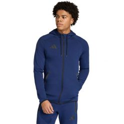Bluza męska adidas Tiro 26 Travel Sweat Hoodie. Niebieskie bluzy z kapturem Adidas, m, bez wzorów, z bawełny, z kapturem. Za 350.45 zł.