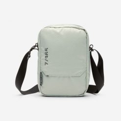 Saszetka na ramię 1,6 l. Zielone torby na ramię Decathlon, bez wzorów, z materiału, na ramię, bez dodatków. Za 69.99 zł.