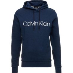 Calvin Klein KAMS HOODY Bluza z kapturem blue. Bluzy marki CALVIN KLEIN. Za 449.00 zł.