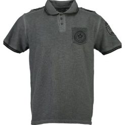 Koszulka polo "Kames" w kolorze szarym. Koszulki polo marki Canadian Peak, z haftami, z bawełny, ze stójką, z krótkim rękawem. W wyprzedaży za 130.95 zł.