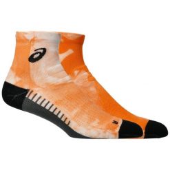 Skarpetki sportowe dla dorosłych Performance Run Quarter Sock. Brązowe skarpetki sportowe ASICS, bez wzorów, z materiału. Za 69.99 zł.