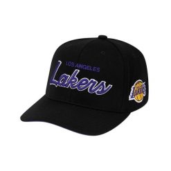 Czapka typu snapback Mitchell & Ness Foundation Script Stretch Los Angeles Laker. Czarne czapki z daszkiem Mitchell & Ness, bez wzorów. Za 218.50 zł.