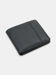 Portfel z imitacji skóry - czarny. Czarne portfele Sinsay, bez wzorów, ze skóry. Za 25.99 zł.