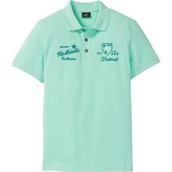 Shirt polo z nadrukiem bonprix zielony morski. Koszulki polo bonprix. Za 44.99 zł.