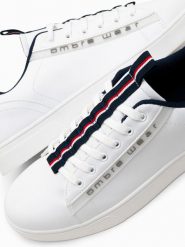 Buty męskie sneakersy z kontrastowymi detalami - białe V1 - Rozmiar: 42. Białe buty sportowe casual Ombre Clothing, bez wzorów, z materiału, bez zapięcia. W wyprzedaży za 69.99 zł.