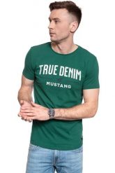 MUSTANG T SHIRT Aaron C Print 1009047 6440. Zielone t-shirty Mustang, m, bez wzorów, bez kołnierzyka, bez ramiączek. Za 69.99 zł.