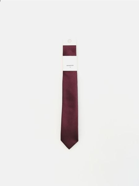 Wąski krawat - bordowy. Czerwone krawaty i muchy Reserved, bez wzorów. Za 59.99 zł.