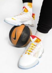 Buty do koszykówki męskie Nike LeBron XIX Low Magic Fruity Pebbles. Białe buty do koszykówki Nike, bez zapięcia, do koszykówki. Za 411.99 zł.