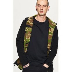 Dwustronna bluza z ciepłego polaru - Khaki. Bluzy marki Cropp. W wyprzedaży za 49.99 zł.