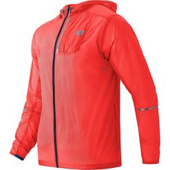 Kurtka "Lite" w kolorze koralowym do biegania. Kurtki marki New Balance. W wyprzedaży za 252.95 zł.
