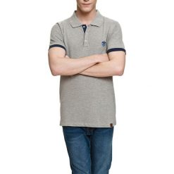 Koszulka polo w kolorze jasnoszarym. Szare koszulki polo sportowe marki Camel Active, Varsity, polo. W wyprzedaży za 72.95 zł.
