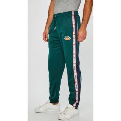 Ellesse - Spodnie. Spodnie materiałowe marki Ellesse. W wyprzedaży za 189.90 zł.