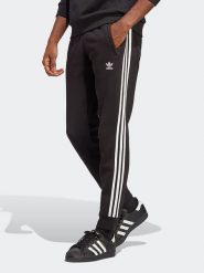 Adidas Spodnie dresowe w kolorze czarnym rozmiar: S. Czarne spodnie treningowe długie Adidas, s, bez wzorów, z dresówki. Za 132.67 zł.